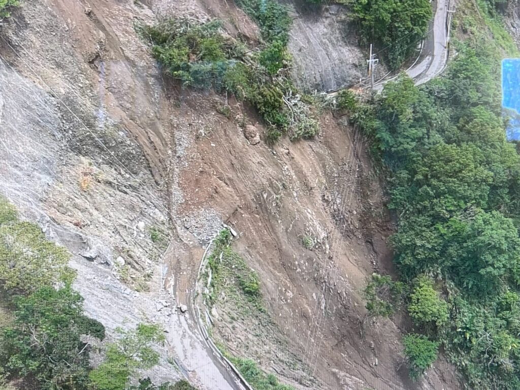 花蓮台電與路權單位攜手搶修電力及通路