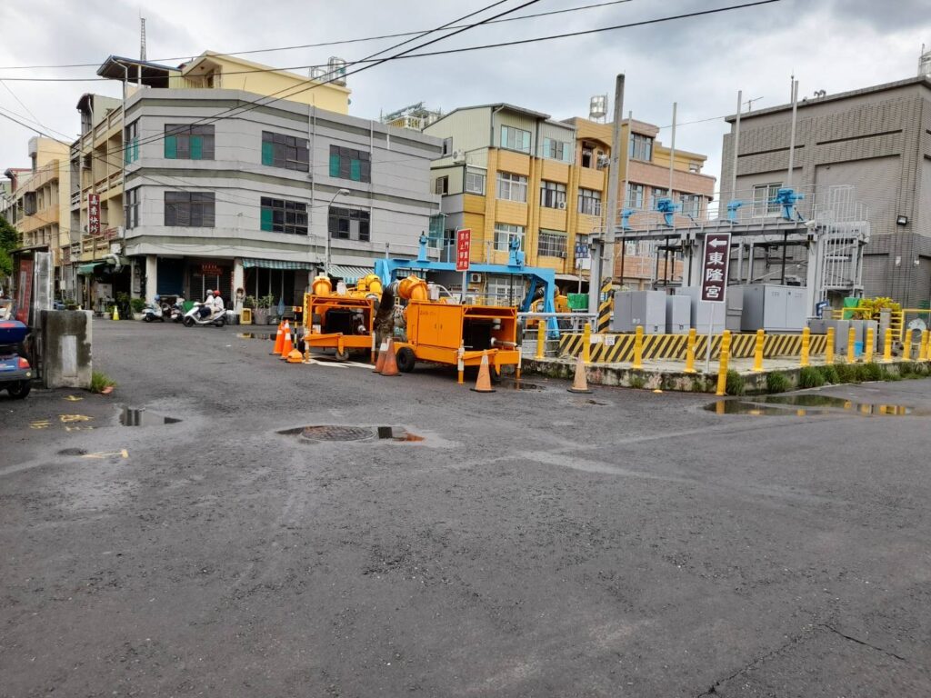 適逢天文大潮及颱風　東港地區海水倒灌