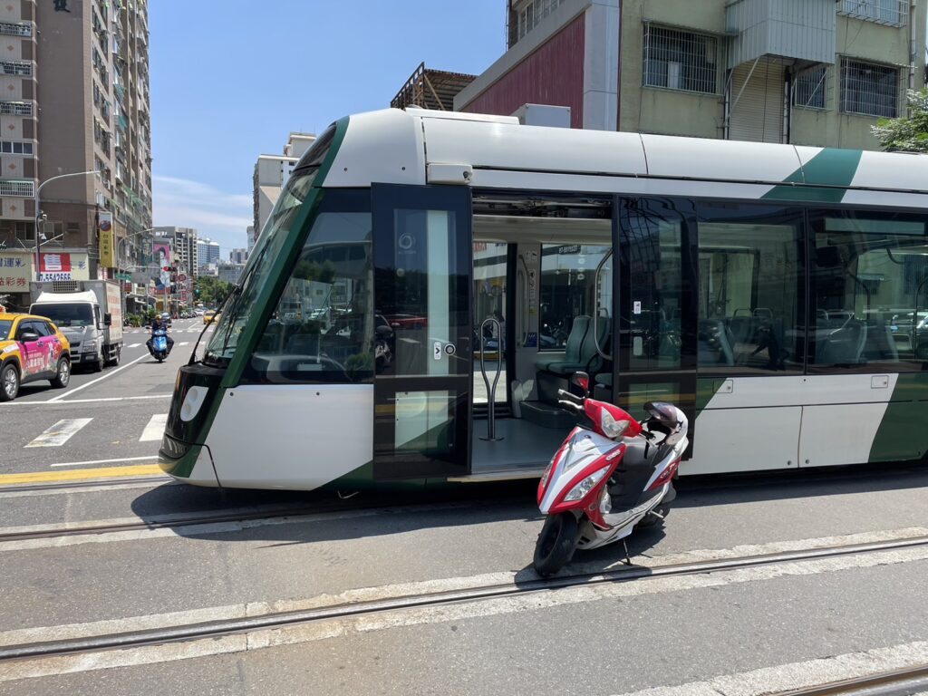 高雄輕軌列車　C16處遭機車輕微擦撞