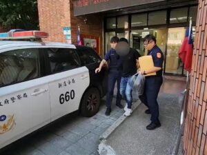 男向友人借錢不成拿刀自殘　還持榔頭攻擊超商店員