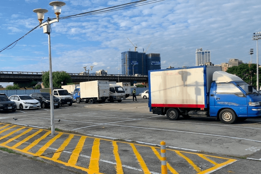 颱風「小犬」來襲      重新堤外道停車場(含路邊停車格)10月4日8時起管制只出不進      10時開始拖吊