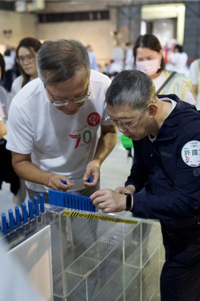 羅東博愛醫院70周年  百人完成萬片骨牌傳遞團結與凝聚