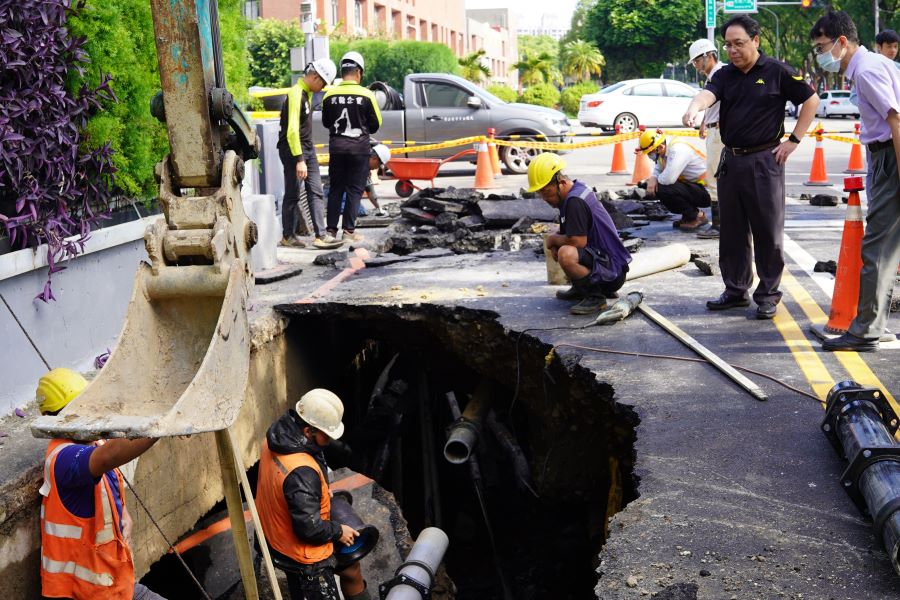 竹北建案旁驚見天坑　縣府：確認安全無慮前不准復工