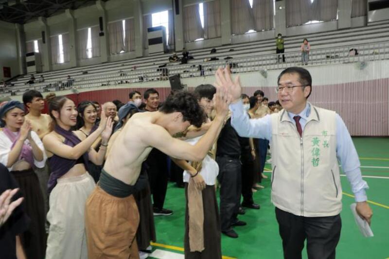 黃偉哲探班全國運動會開幕表演彩排 大讚展現台南400文化底蘊