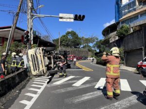 新北烏來水泥車過彎翻覆　駕駛命危1路人受波及輕傷