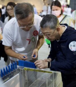 羅東博愛70周年　百人完成萬片骨牌傳遞團結與凝聚