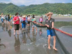 頭城農場推廣食物日  外澳百人體驗牽罟