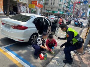 車輛拋錨卡路中　警民合力「加油」