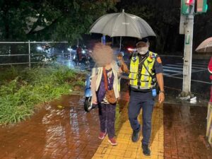 9旬嬤風雨中忘回家路　搭警車頻問車資費