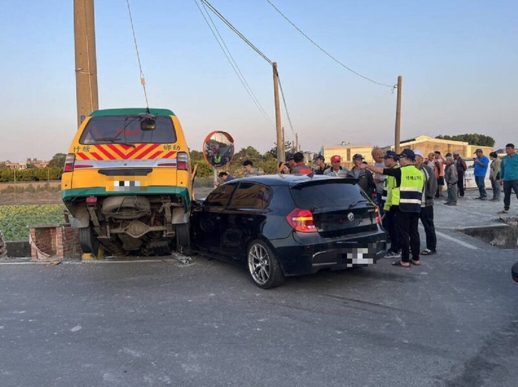 竹塘鄉娃娃車放學與轎車發生碰撞　兩車15人分別受有輕重傷送醫