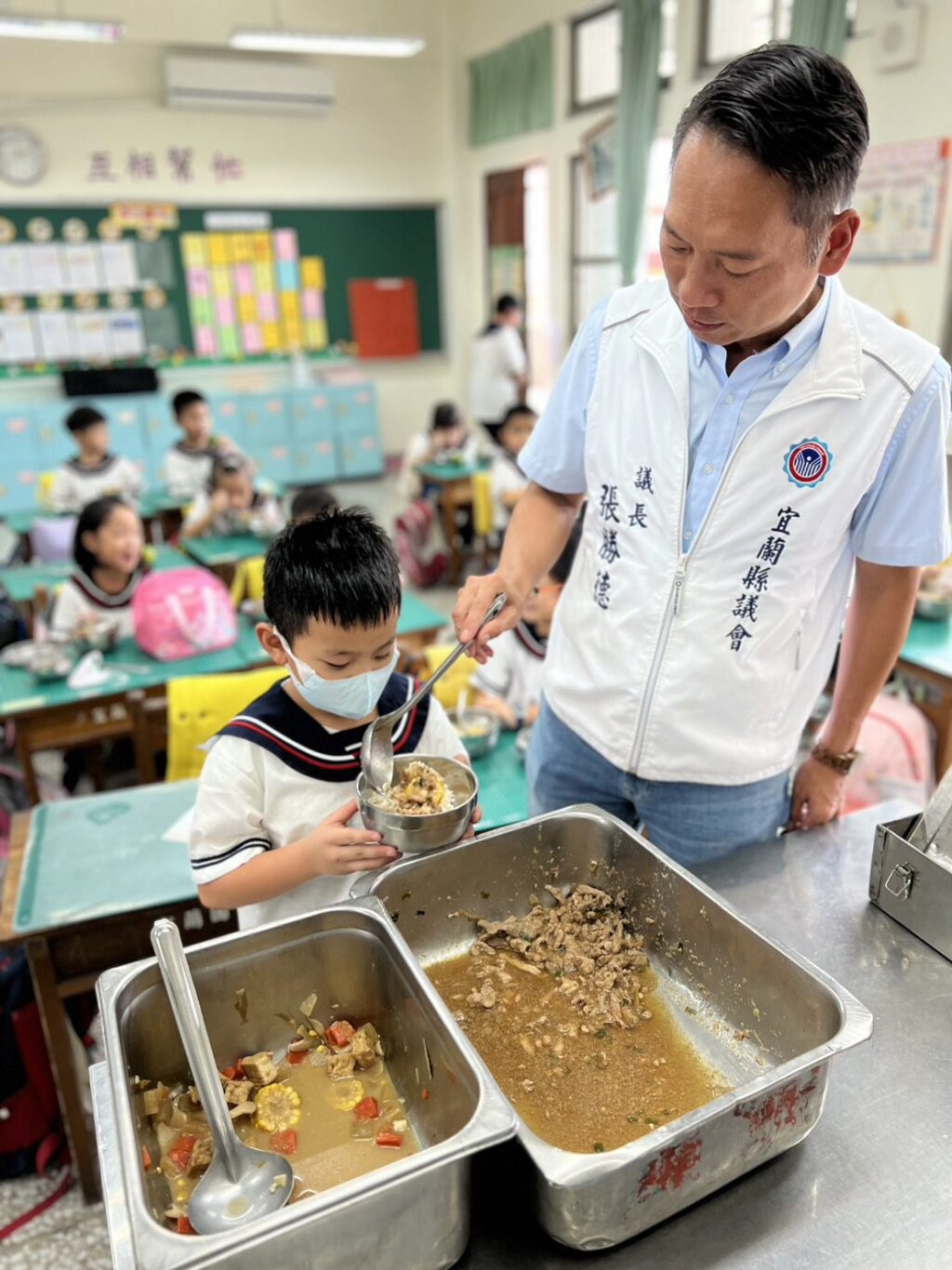 關切學生健康　議長走進校園與學子同享營養午餐