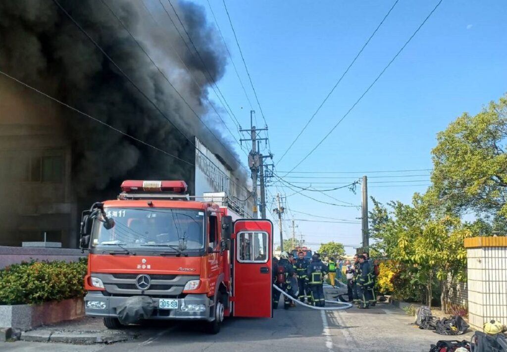 溪湖鎮廢棄工廠傳出火警　內存放大量泡棉濃煙直竄天際