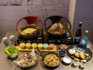 新北人氣韓式餐酒館|起司炸雞誘人牽絲 彩虹調酒果香味足