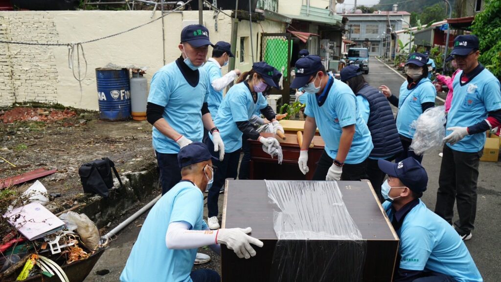 高雄市社會局攜手不動產公會    協助弱勢修繕溫暖的家