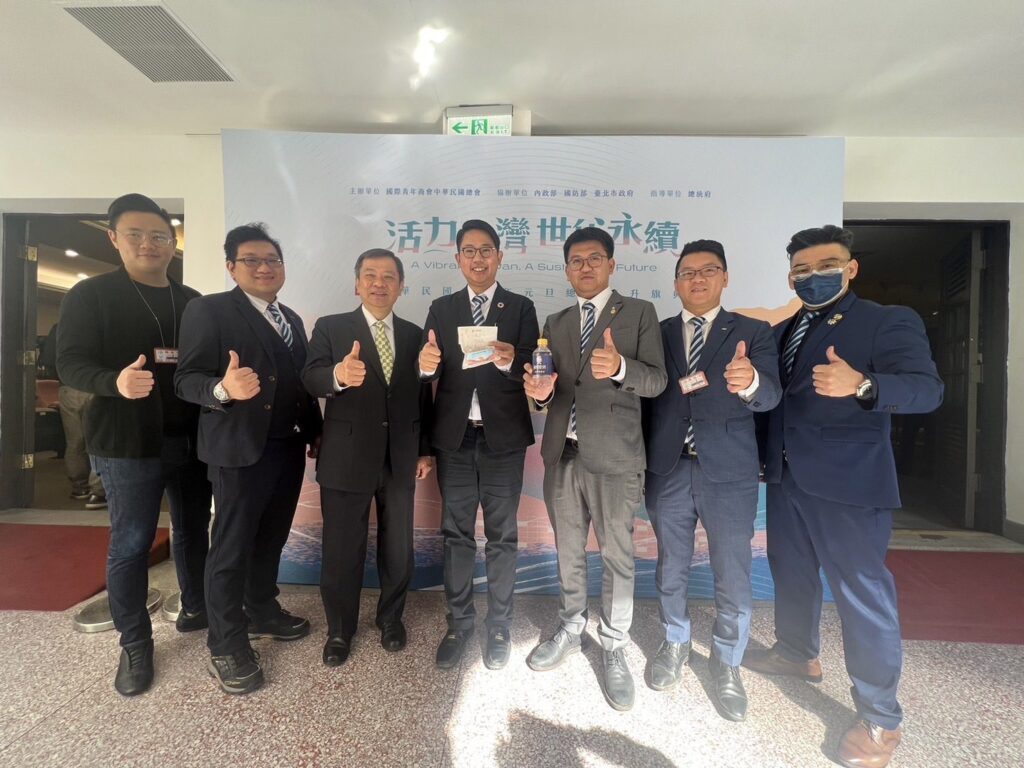 元旦升旗典禮首次由青商總會主辦 十大傑出青年領唱國歌 展現活力台灣 世代永續