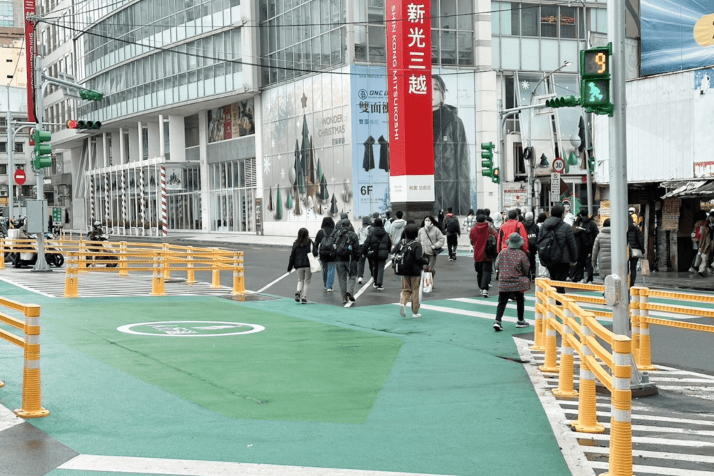 人車不再等到天荒地老      桃園火車站前「行人專用時相」啟用