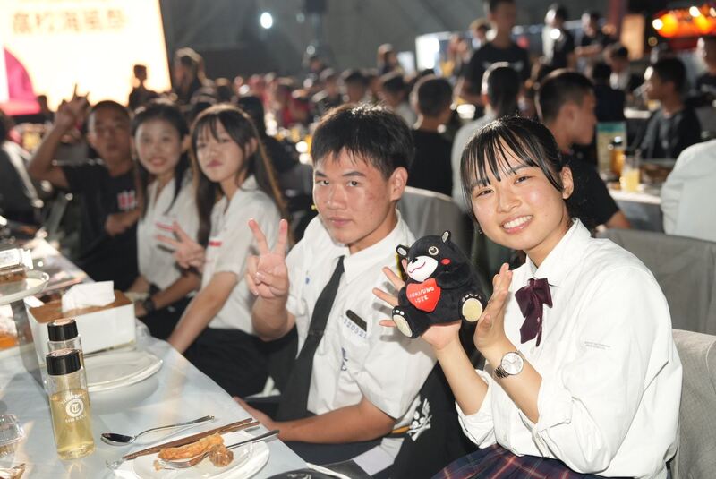 「橘色惡魔」高校海風祭 台日六校學生齊聚 陳其邁贈「橘色點燈應援」驚喜 掀晚宴高潮 超夯「台式夜市x青年餐車」受好評
