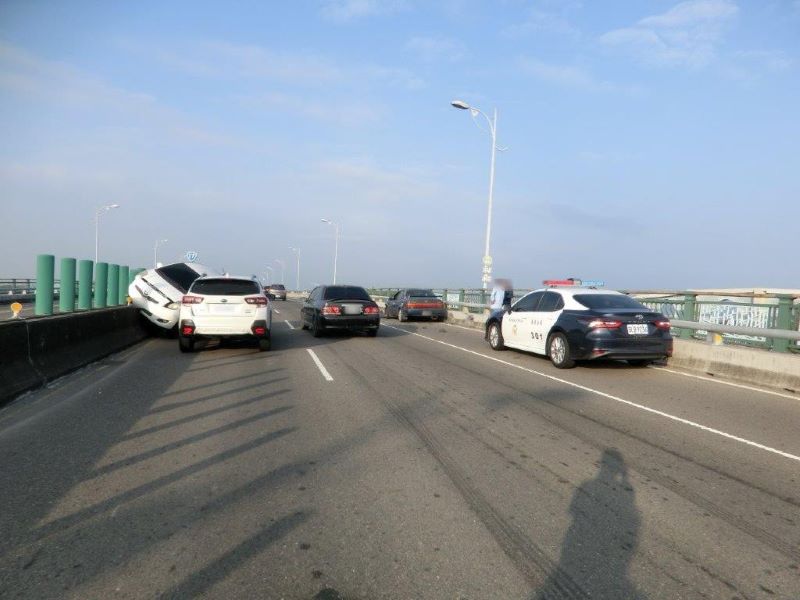 雙園大橋新園端　北上車道發生汽車追撞