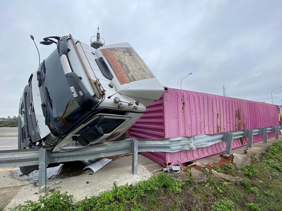 國2甲線0公里貨櫃車翻覆　駕駛受困救出無大礙