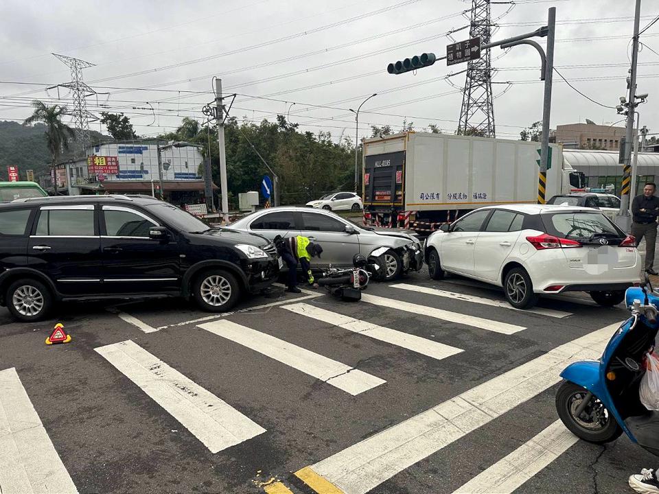 超高齡駕駛疑搶快左轉　遭直行車撞波及騎士腳挫傷