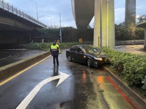 男酒後開車飛越分隔島　撞爛車頭幸無人傷亡