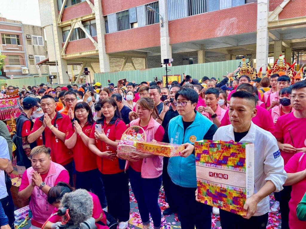 苗栗白沙屯拱天宮媽祖賜福 粉紅超跑停駕市公所