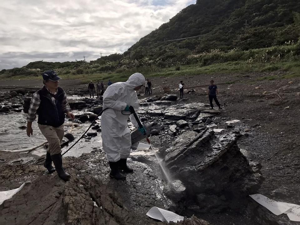 重油汙染大里海蝕平台　疑船隻洩漏隨黑潮北漂