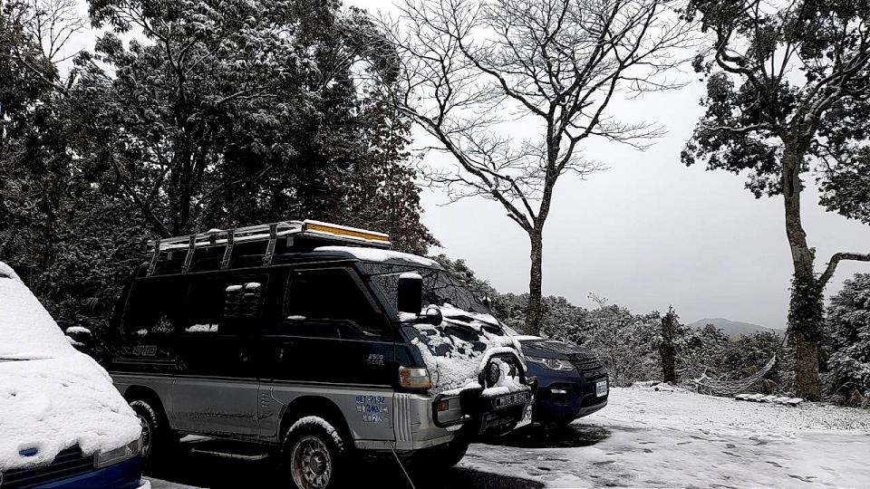 新北烏來信福路降雪　暫免掛雪鏈追雪要快