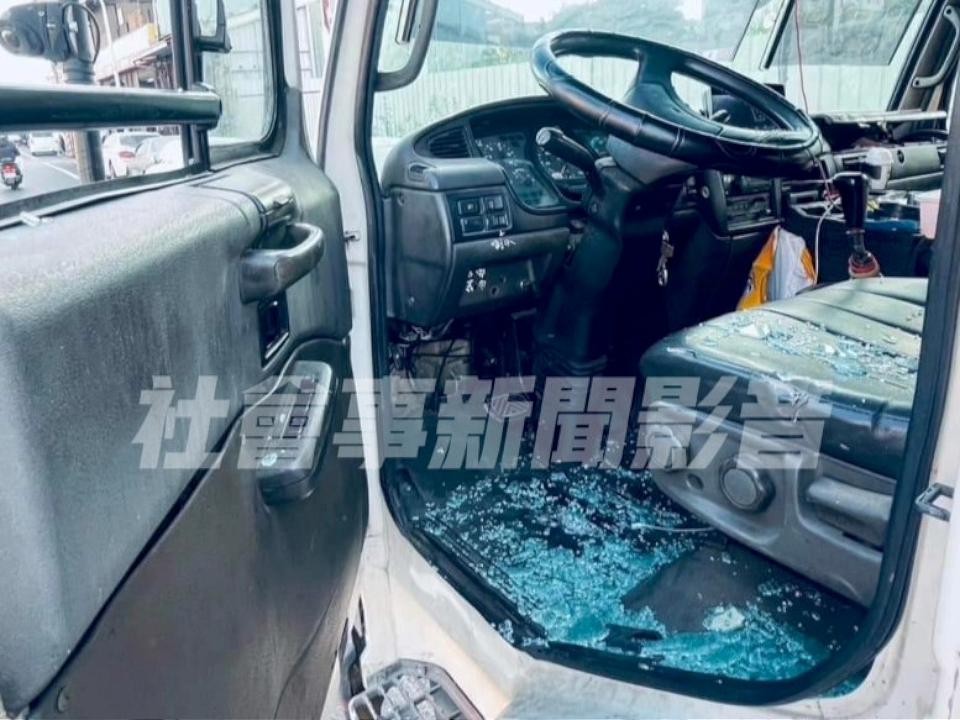 男欲換車道遭按喇叭不爽　竟拿刀鞘擊破貨車窗