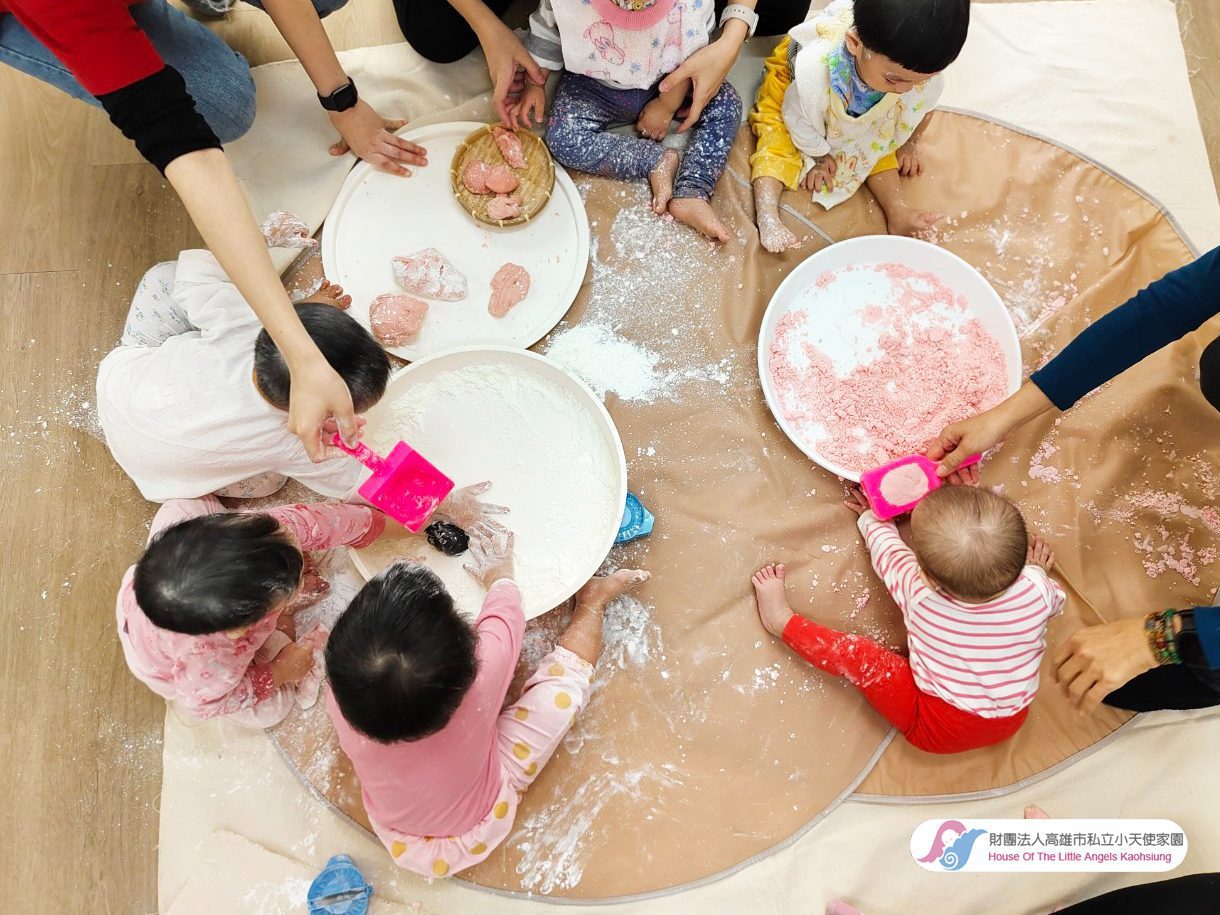 運用可食用的白米、豆類作為媒材、也確保孩子們使用最安全的教玩具