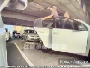 「道路猴子」車道中開門叫囂　高雄2男依法開罰