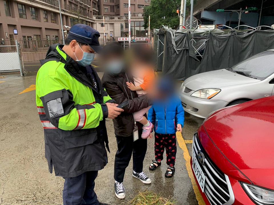 2寶糊塗媽皮包放車內　女童遭反鎖警破窗脫困