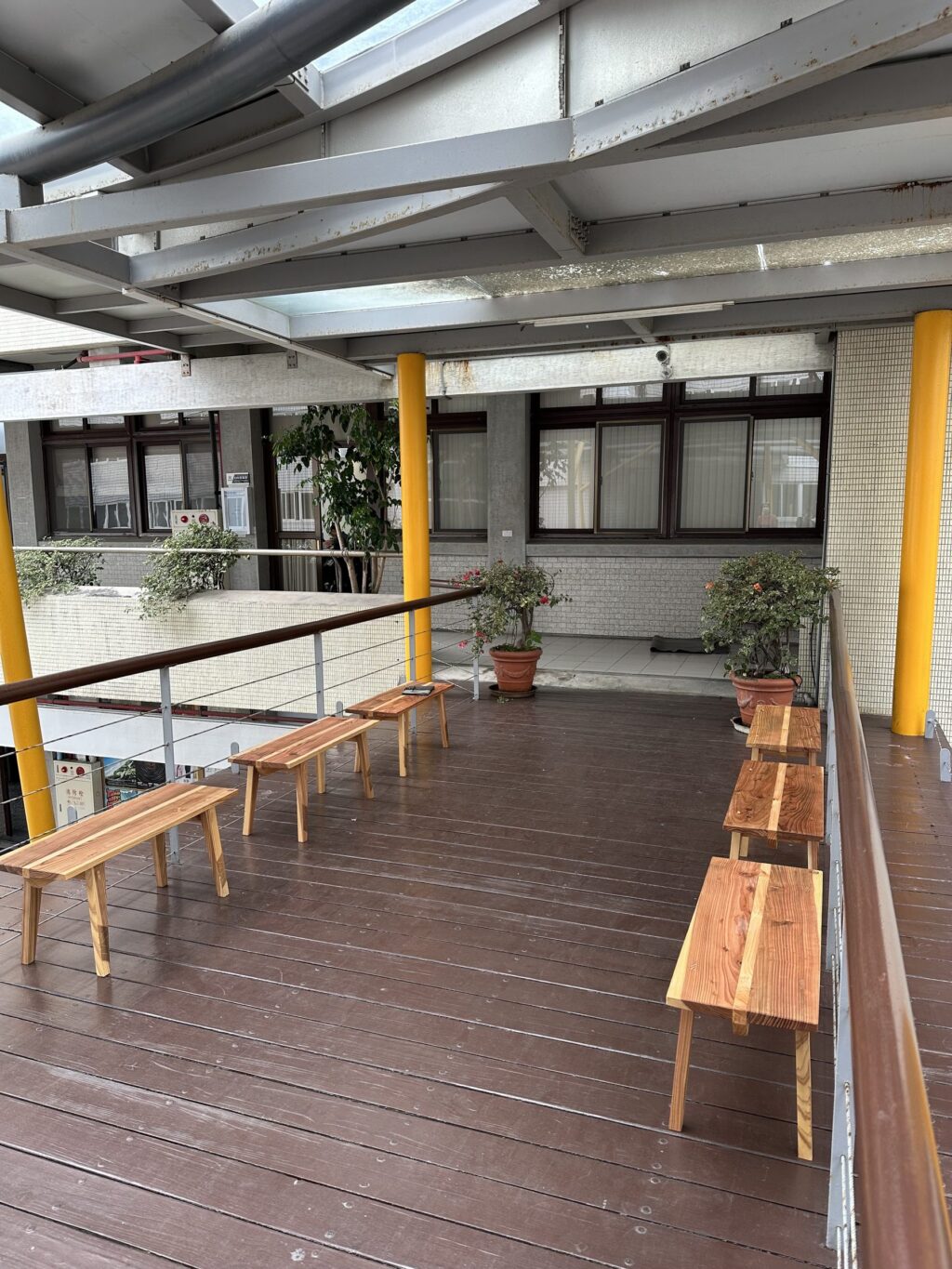 除舊佈新支持在地優質辦學　縣府訂購公東高工榫接木椅