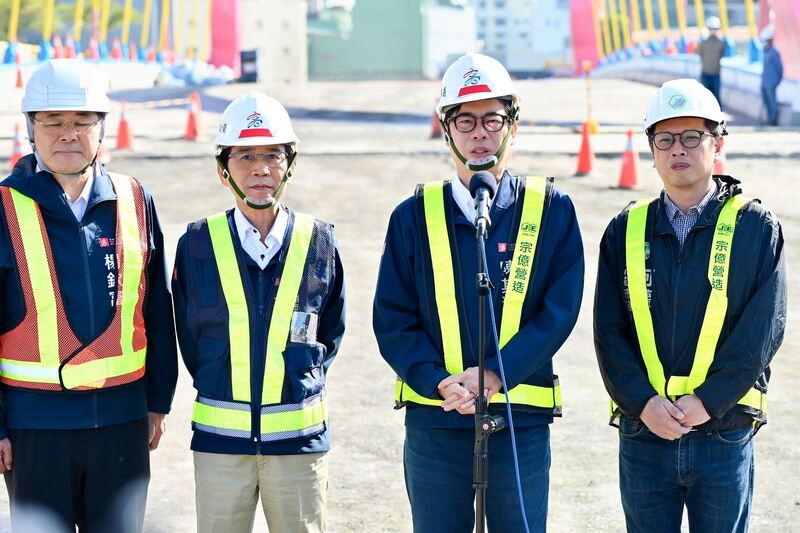 視察龍德河堤新橋及龍德路工程 陳其邁盼如期如質完工通車 有效紓解人潮車流