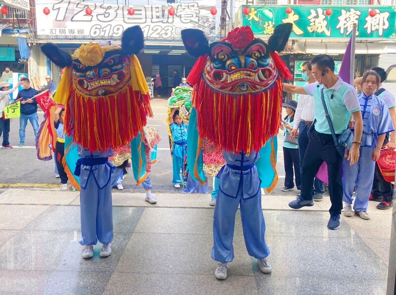 祥獅獻瑞，梓官戶所與民眾提前歡慶迎新年