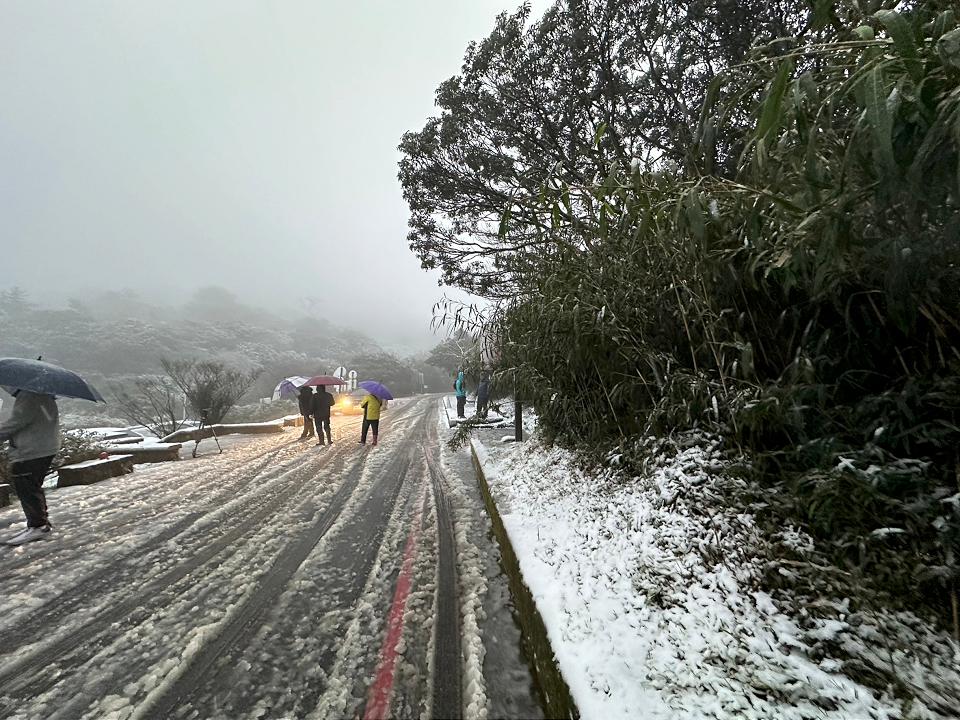 陽明山二子坪下冰霰　管制區車輛加掛雪鏈