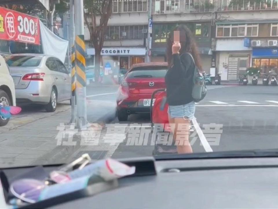 疑人肉佔車位遭提醒　女推嬰兒車比不雅手勢