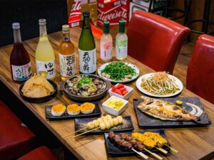 板橋必吃日式居酒屋 招牌鮭魚炒飯、串燒烤物老饕力推！