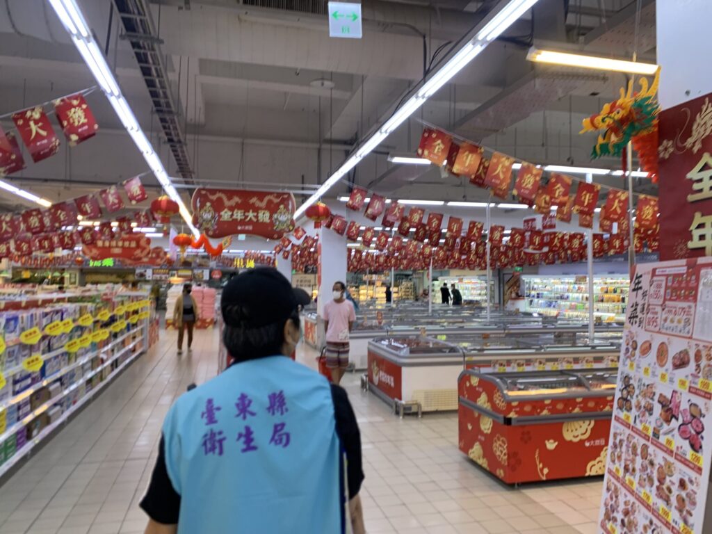 食安把關迎龍年 臺東縣年節食品稽查77件合格1件超標不符