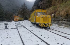 超級强烈寒流來襲　太平山降瑞雪　入園車潮湧現