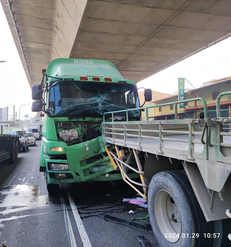 台88快速道路下方往鳳山路口　三部大車追撞2人受傷