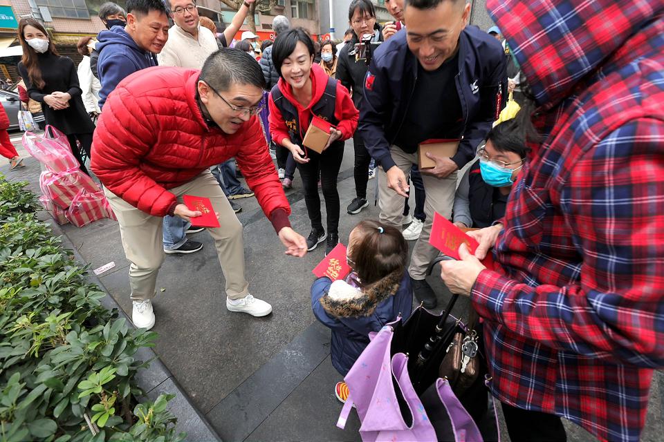 謝國樑發「欣欣向龍」1元紅包　2市場民眾排隊領