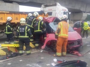 同事共乘吃尾牙車遭撞爛　3命危1重傷送醫急救