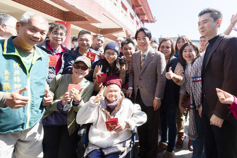 走訪桃竹苗廟宇發放福袋　副總統祈求龍年國泰民安、百業興隆