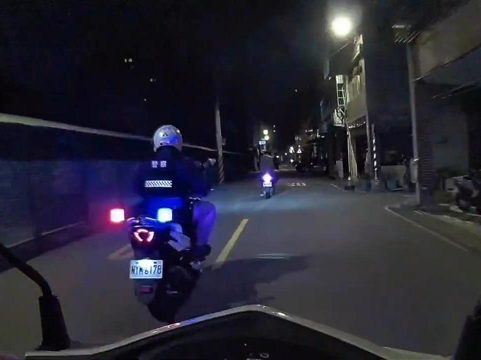 毒男拒檢騎車高速狂逃　自撞圍牆摔狗吃屎