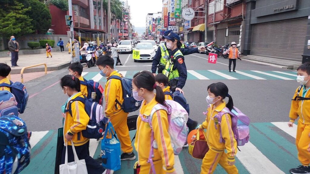 開學日彰化各警局啟動「護童專案」　校園周邊實施交通疏導及安全維護