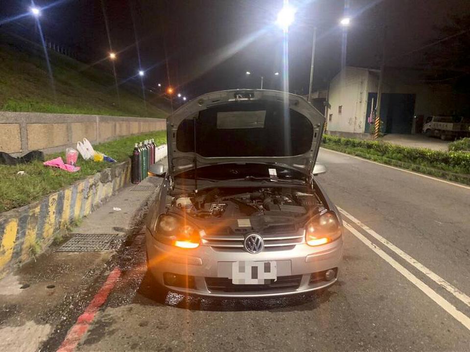 車冒煙大批毒品放路旁　男稱撿來的蒙騙遭警戳破