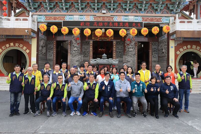 走春來到後勁發送小紅包 陳其邁：走春首選在高雄 歡迎前來搭乘全台唯一輕軌成圓