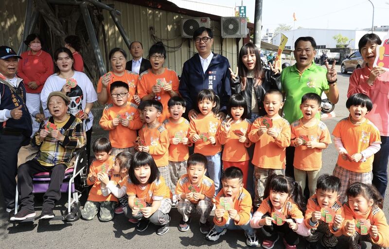 左營鼓山鹽埕走春發紅包 陳其邁與市民互道新年恭喜 祈求市政昌隆