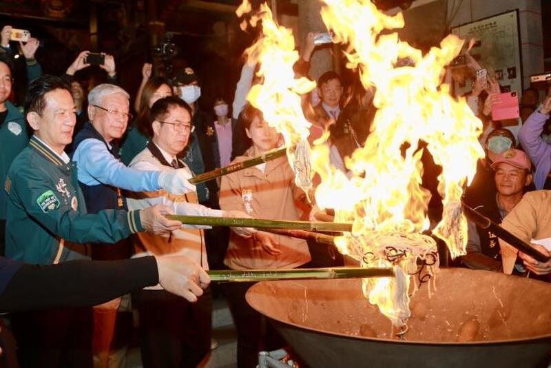 台南市長黃偉哲積極推動「東山迎佛祖」 期民俗扎根校園